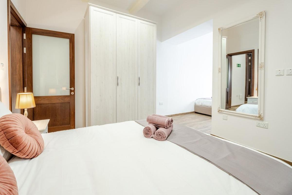 Townhouse With Jacuzzi And Bbq, Near Balluta Bay Holiday home *