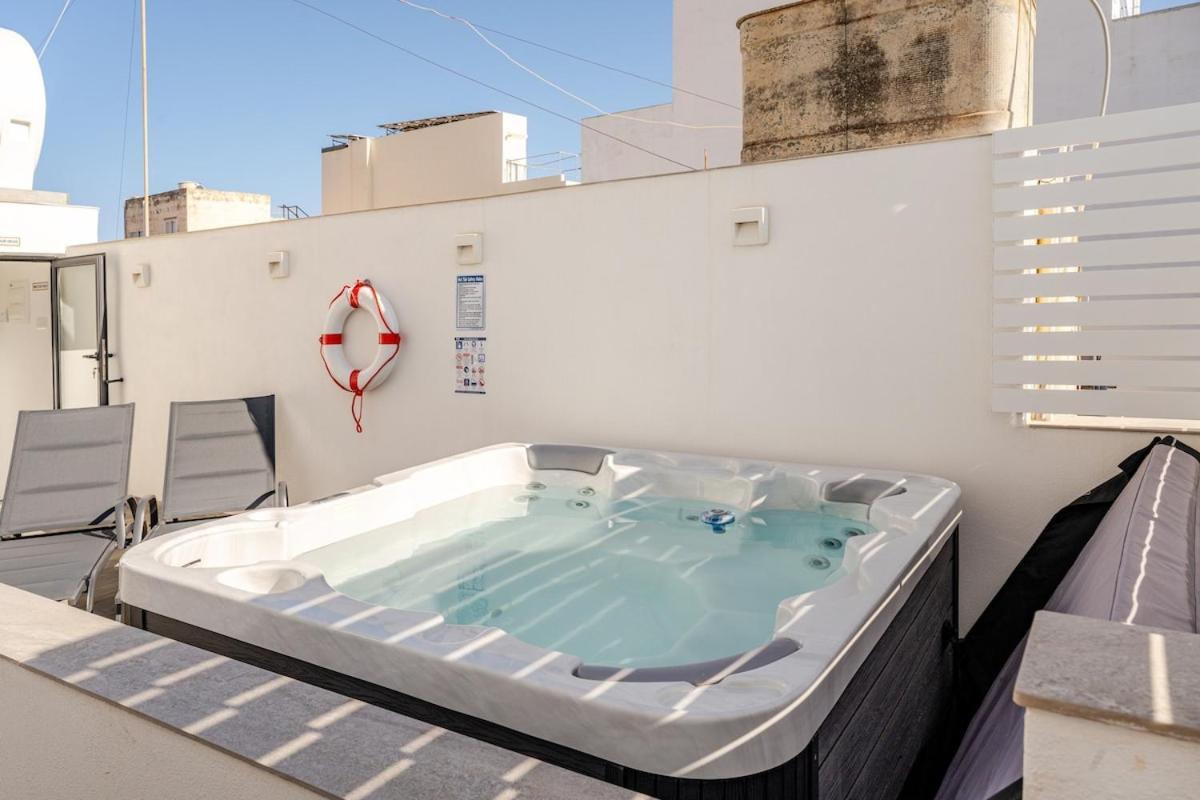 Townhouse With Jacuzzi And Bbq, Near Balluta Bay Holiday home