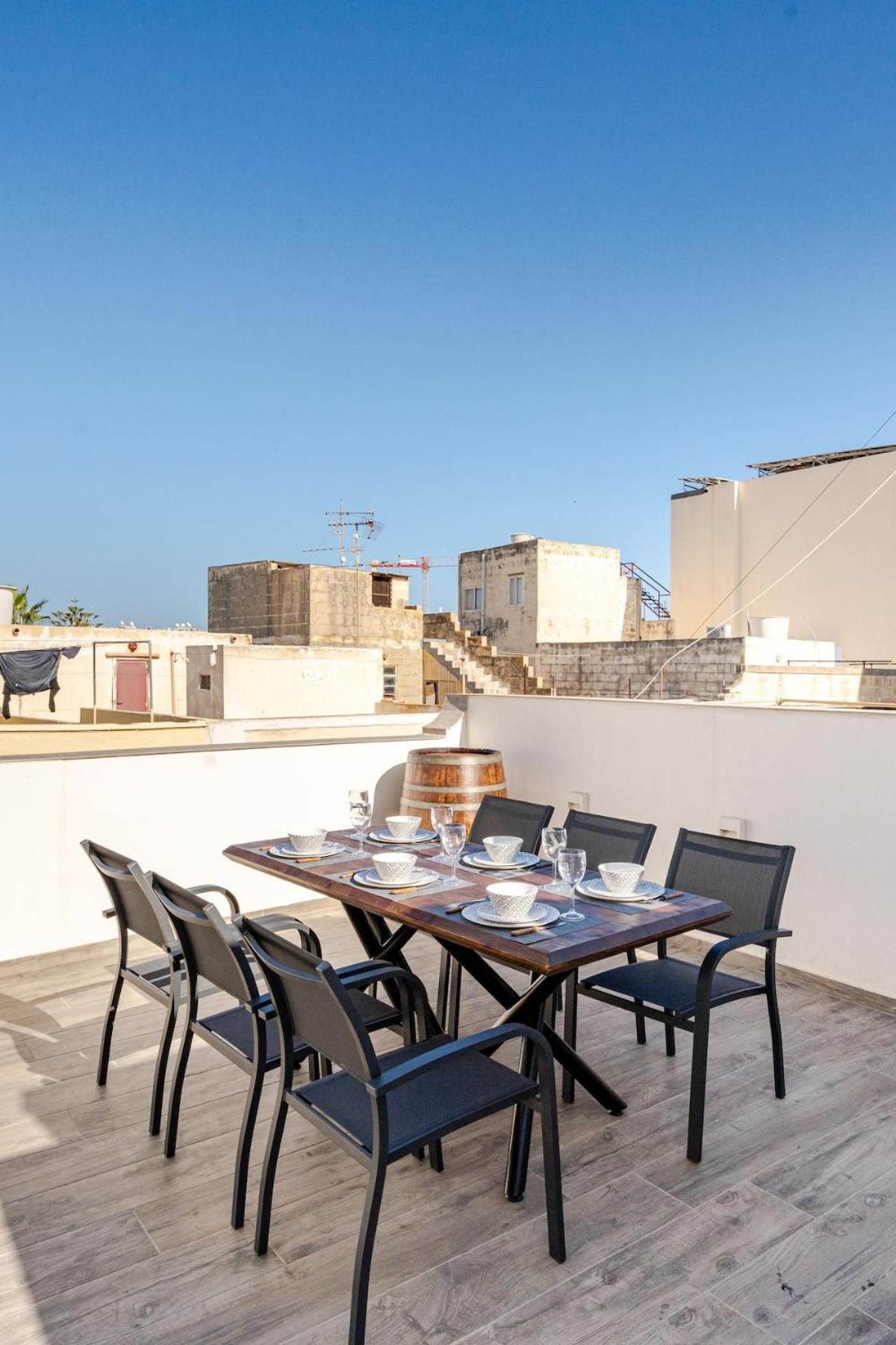 Townhouse With Jacuzzi And Bbq, Near Balluta Bay Sliema